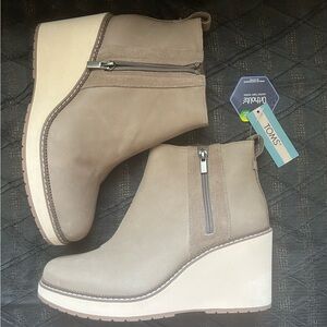TOMS Women's Raven Beige Wedge Boots